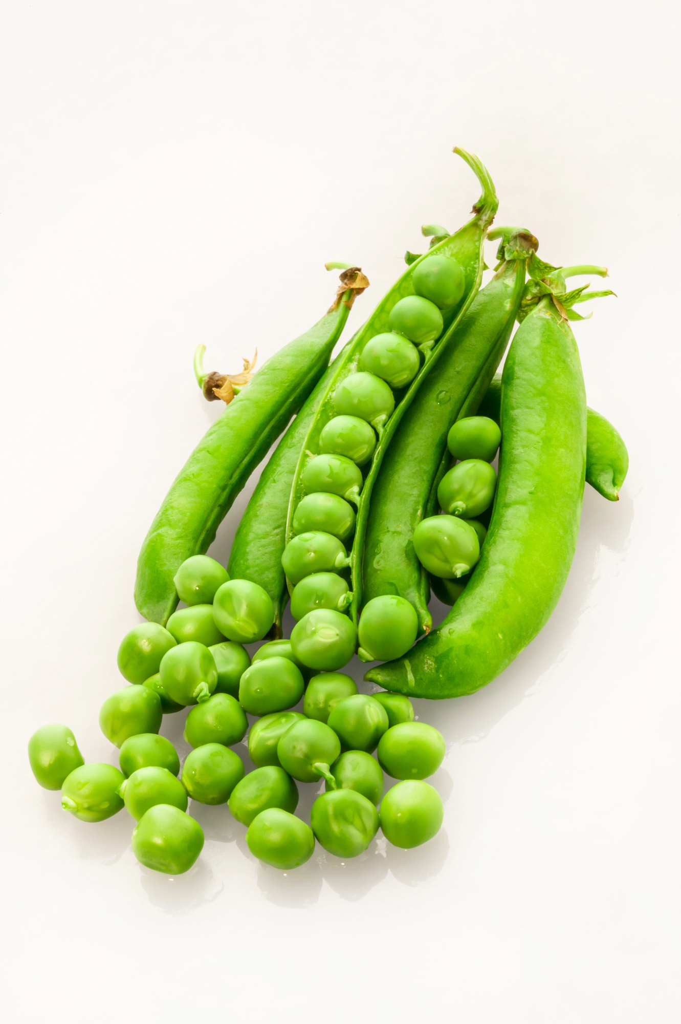 Open pea pods and shelled peas