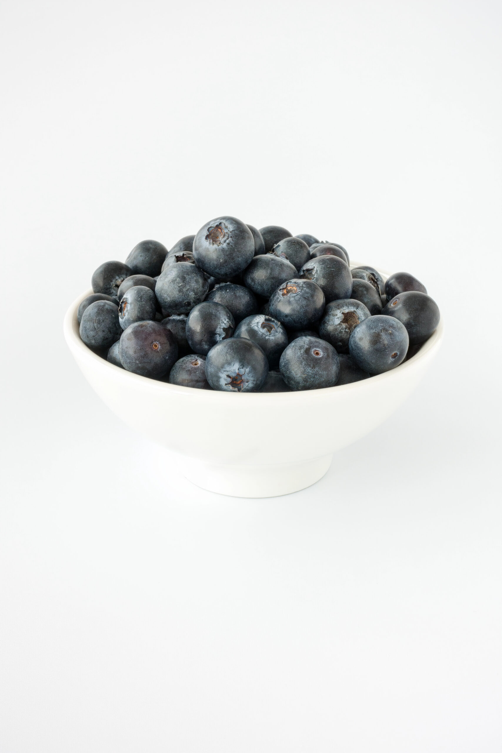 Fresh blueberries in a white bowl